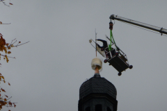 Montage der Wetterfahne in luftiger Höhe