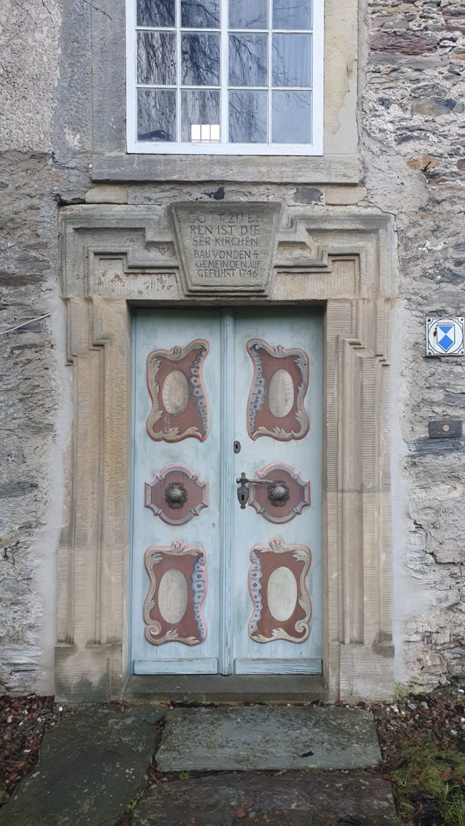 Restaurierte Tür der St. Lucas Kirche Oberhain